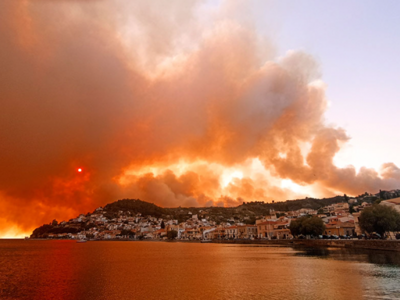 Εύβοια: Ανεξέλεγκτη η φωτιά - Εκκένωση έξι οικισμών 