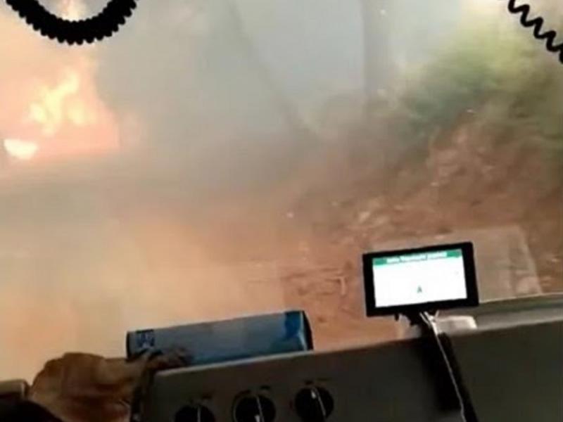 Συγκλονιστικό βίντεο: Πυροσβεστικό περνά μέσα από τις φλόγες στη Βαρυμπόμπη
