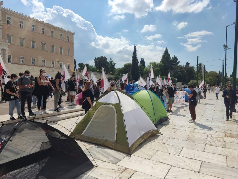 Μαζική κινητοποίηση φοιτητών έξω από τη Βουλή για τη στέγαση