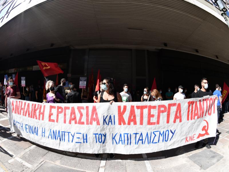 Παράσταση διαμαρτυρίας της ΚΝΕ στο υπουργείο Εργασίας ενάντια στην ανήλικη εργασία