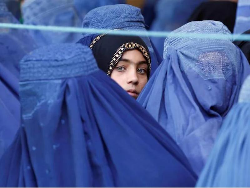 #DoNotTouchMyClothes: Κίνημα Αφγανών γυναικών κατά των Ταλιμπάν σαρώνει τα social media