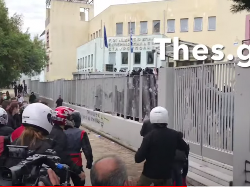 Ναζιστικοί χαιρετισμοί από κουκουλοφόρους στη Σταυρούπολη (video)