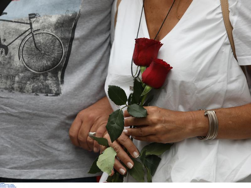 Μίκης Θεοδωράκης: Πλήθος κόσμου με κόκκινα και λευκά λουλούδια για το τελευταίο αντίο