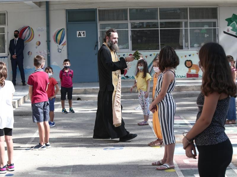Σχολεία: Ανατροπές στο ωράριο από το πρώτο κουδούνι τον Σεπτέμβριο – Ποιοι γονείς και μαθητές θα βρεθούν «προ εκπλήξεως»