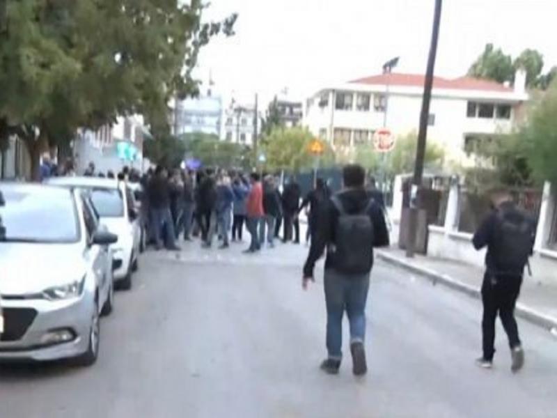 ΕΠΑΛ Σταυρούπολης: Νέα ένταση - Αστυνομικοί απωθούν πολίτες (Video)
