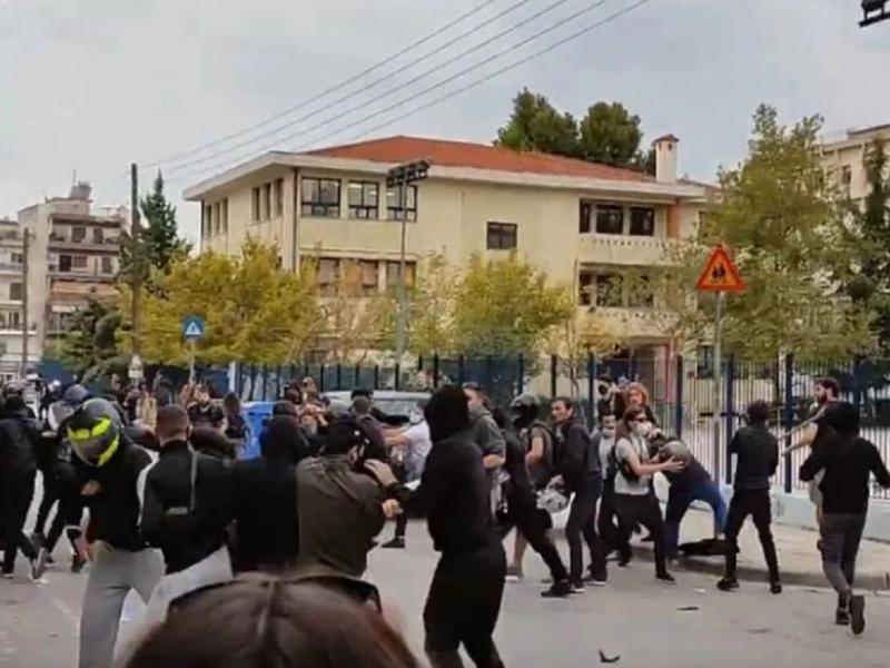 Θεσσαλονίκη: Άγρια επεισόδια έξω από ΕΠΑΛ - Κουκουλοφόροι επιτέθηκαν σε φοιτητές (Video)