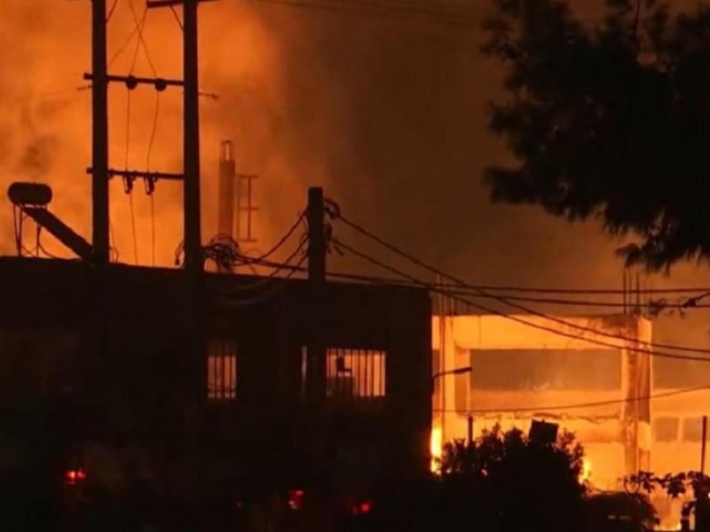 Ασπρόπυργος: Μεγάλη φωτιά σε εργοστάσιο ξυλείας
