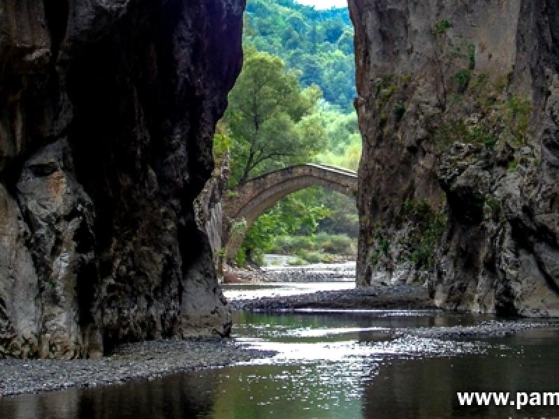 Οι «συμπληγάδες» των Γρεβενών και το γεφύρι των 280 ετών (Βίντεο)