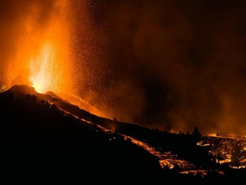 Έκρηξη ηφαιστείου στην Ισπανία: Η λάβα «καταπίνει» σπίτια και δρόμους (Video)