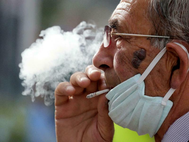 Ιδιαίτερα αυξημένος ο κίνδυνος βαριάς Covid-19 και θανάτου για τους καπνιστές 
