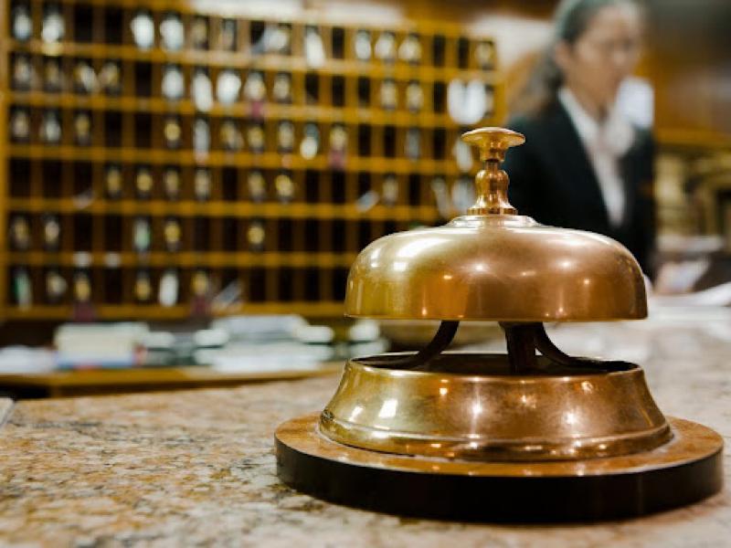 Στα «κάγκελα» οι ξενοδοχοϋπάλληλοι - Ζητούν 2ωρη αμισθί εργασία