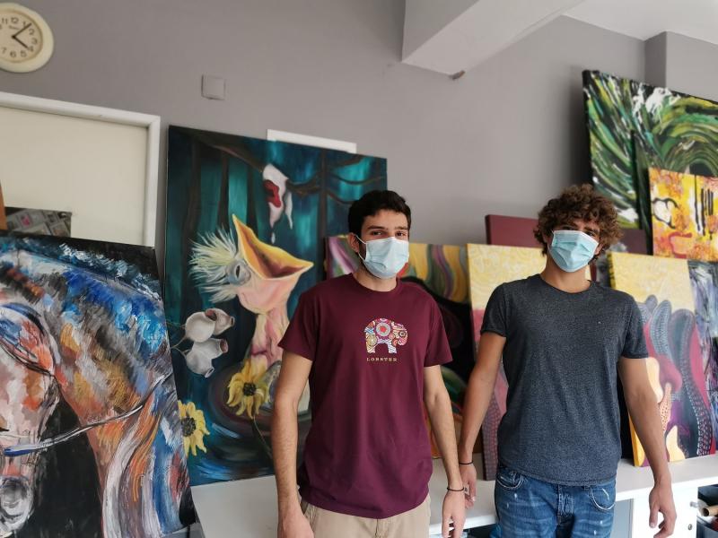 Φωτιές: Πώς δύο νεαροί συσπείρωσαν 50 νέους καλλιτέχνες για καλό σκοπό