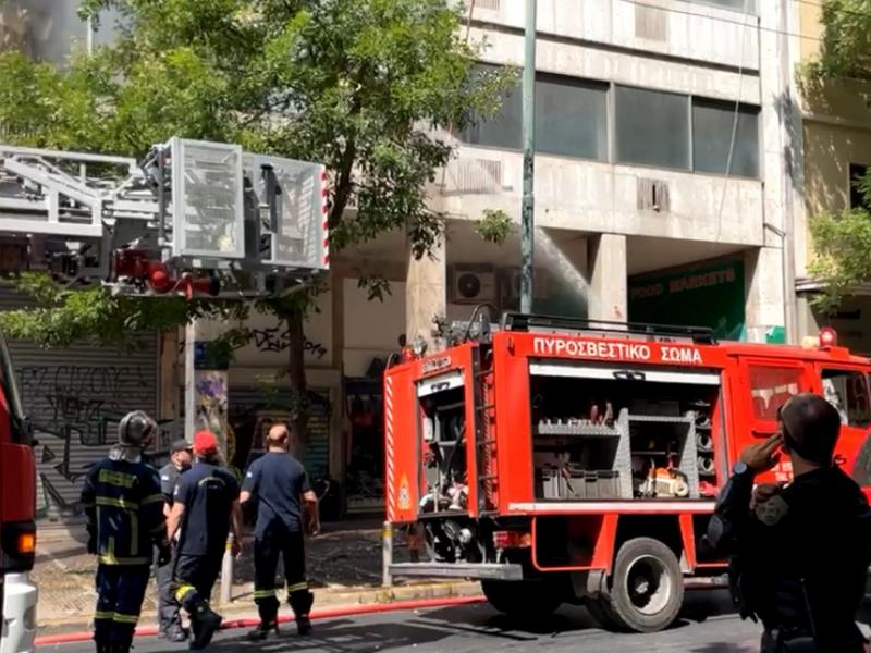 Φωτιά σε κτίριο στο κέντρο της Αθήνας