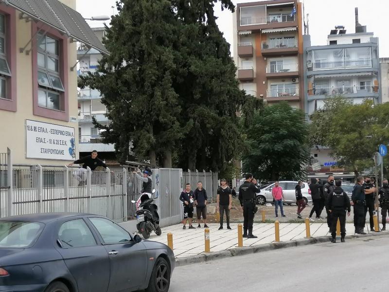 ΕΠΑΛ Σταυρούπολης: Ακροδεξιοί έμπαιναν στο σχολείο και η αστυνομία «κοιτούσε» (Foto-video)