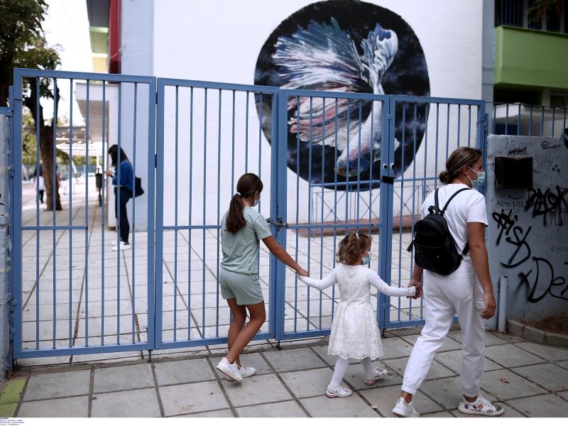 Σχολεία: Αντί για προσλήψεις αναπληρωτών, «βιομηχανία» υπερωριών και σύμπτυξης τμημάτων