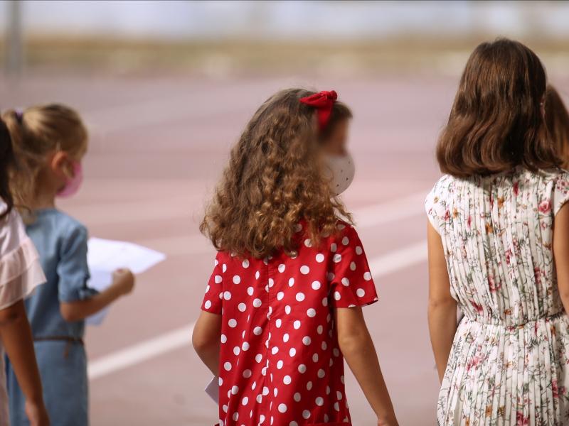 Μαθητές σε σχολείο με μάσκες