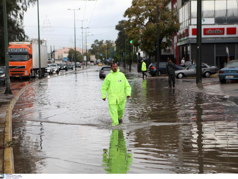 Κακοκαιρία «Μπάλλος»:Πλημμύρισε εν κινήσει λεωφορείο στο κέντρο της Αθήνας