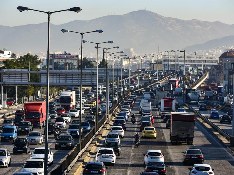 Μποτιλιάρισμα στην Εθνική Αθηνών - Λαμίας: Σύγκρουση αυτοκινήτου με νταλίκα στον Κηφισό