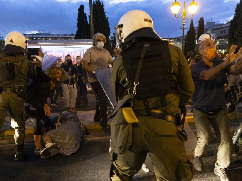 Μια καθηγήτρια στο έδαφος! Μια φωτογραφία που συμπυκνώνει την συγκυρία