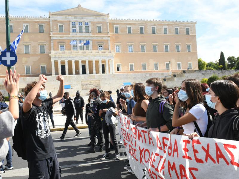 «Λαοθάλασσα»: Όταν ενώθηκαν οι πορείες εκπαιδευτικών και μαθητών στο Σύνταγμα! (βίντεο)