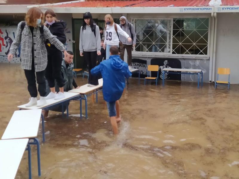 Κακοκαιρία «Μπάλλος»: Συγκλονιστικό βίντεο με μαθητές σε σχολείο που  πλημμύρισε - Πατούν πάνω στα θρανία | Alfavita
