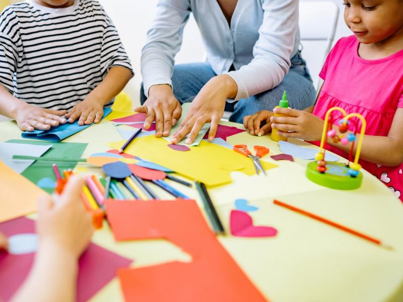 Επέκταση ωραρίου ολοήμερου: «Σχολεία παιδοφυλακτήρια και δάσκαλοι babysitters»