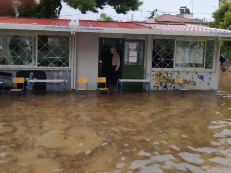 Κακοκαιρία «Μπάλλος» - «Έκρηξη» μαθητών: «Δεν είναι δυνατόν να πνιγόμαστε μέσα στα ίδια μας τα σχολεία!»