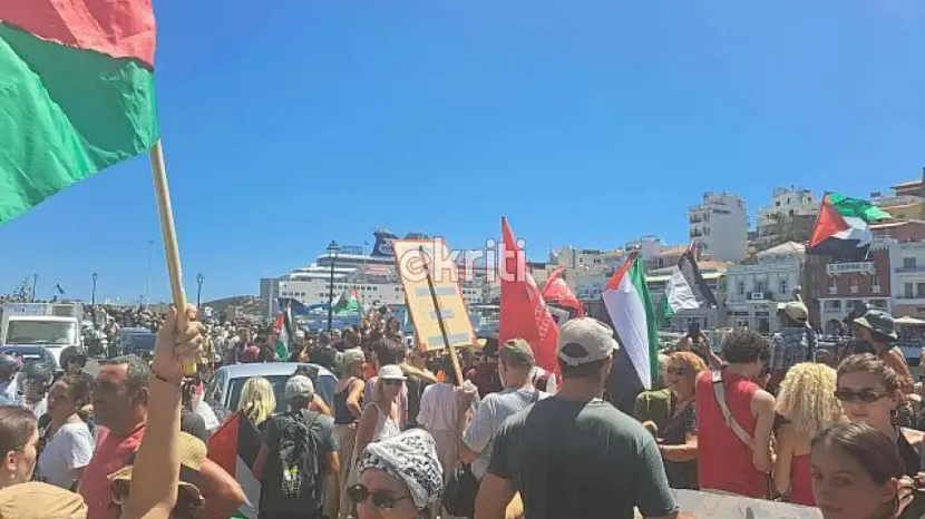 Άγιος Νικόλαος Κρήτης. Συγκέντρωση με σημαίες Παλαιστίνης