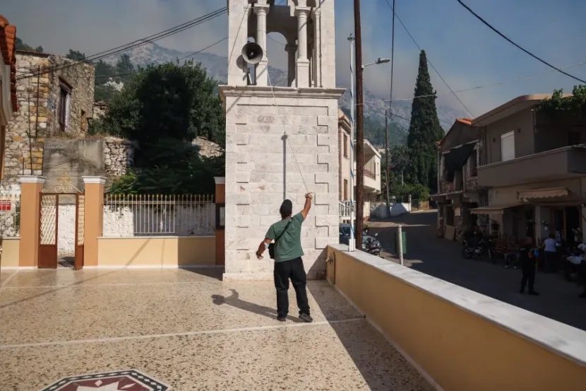 Πολίτης χτυπάει καμπάνα εκκλησίας στη Χίο