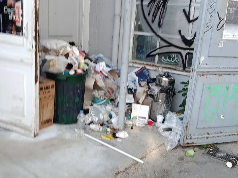 Σκουπίδια στην Καλών Τεχνών