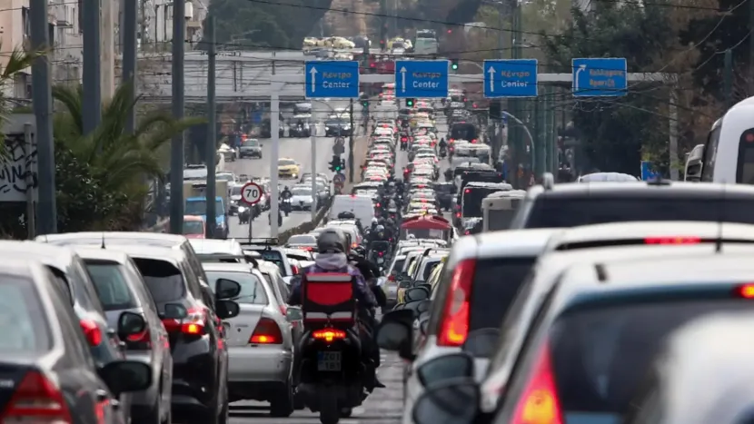 Κίνηση με αυτοκίνητα στο κέντρο της Αθήνας
