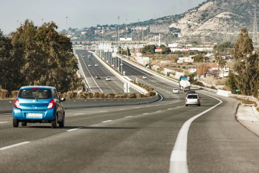 Αυτοκίνητα κινούνται σε Εθνικό Οδό της Ελλάδας
