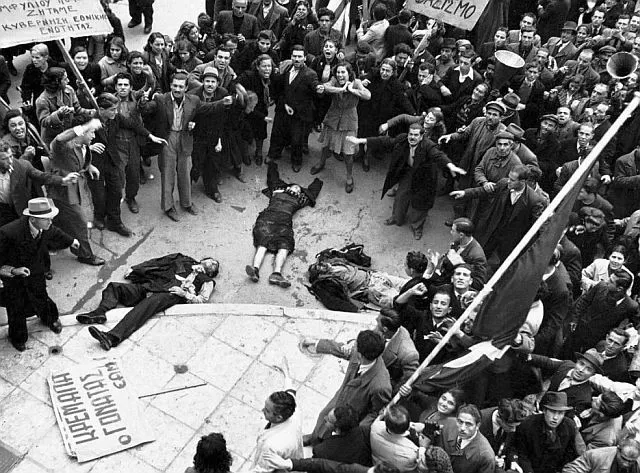 Άψυχα κορμιά στη λεωφόρο Αμαλίας (Φωτογραφία του Dmitri Kessel οπ.π)