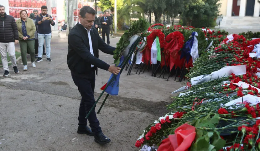 Ο δήμαρχος Αθηναίων Χάρης Δούκας στο Πολυτεχνείο για κατάθεση στεφανιού