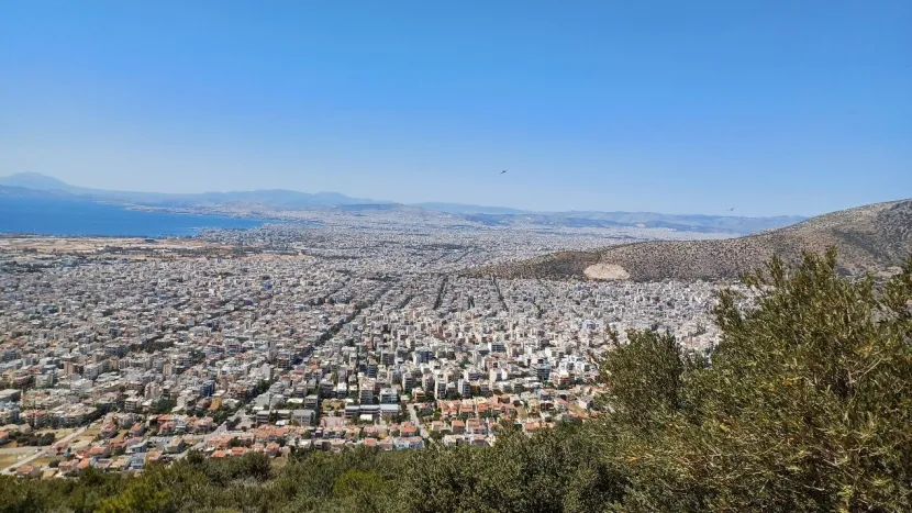 Άποψη της αλλουβιακής πεδιάδας της Γλυφάδας και τμήματος του λεκανοπεδίου Αθηνών