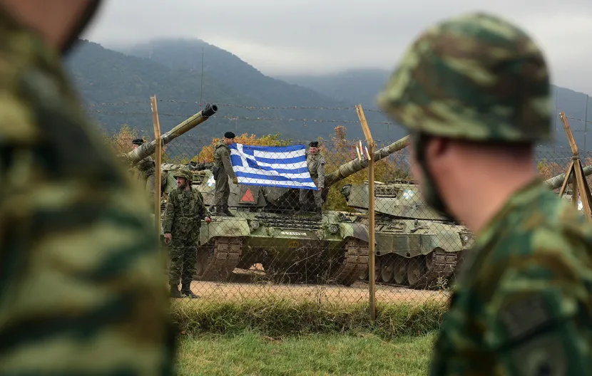 Ο ελληνικός στρατός με ελληνική σημαία στο βάθος επάνω σε άρμα μάχης