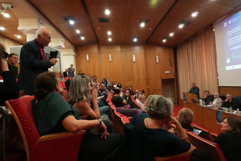 Το κατάμεστο αμφιθέατρο παρακολουθεί τη συζήτηση για την ιστοριογραφία