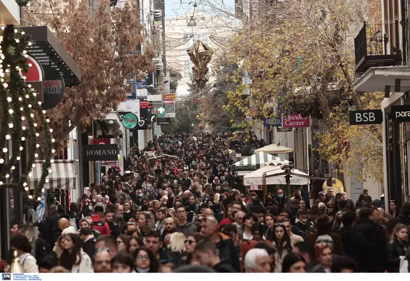 Κόσμος περπατάει στην Ερμού για τα ψώνια του τα Χριστούγεννα 