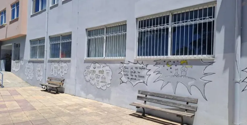 Πάτρα: Μαθητές και εκπαιδευτικοί «ζωγράφισαν» τη πρόσοψη του 18ου Γυμνασίου
