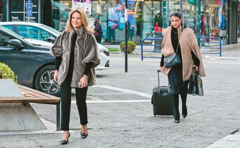 Η Μαρία Καρυστιανού με τη στενή συνεργάτιδά της Μαρία Γρατσία στα δικαστήρια της Λάρισας