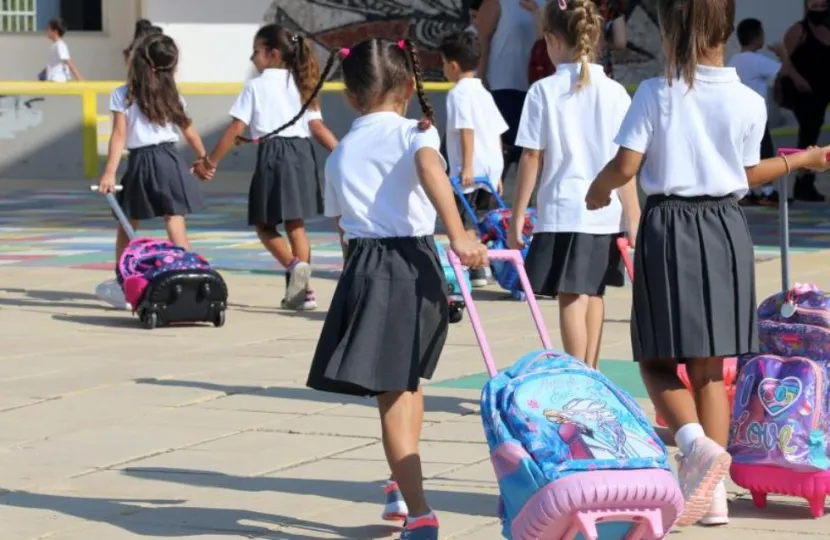 Ιδιωτικά σχολεία, παιδιά με σχολική στολή μεταφέρουν σχολικές τσάντες