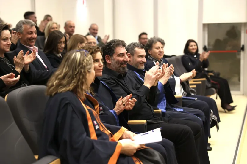 Σε μία κατάμεστη αίθουσα και σε ιδιαίτερα συγκινητικό κλίμα, το Ελληνικό Ανοικτό Πανεπιστήμιο (ΕΑΠ) αναγόρευσε τον σκηνοθέτη και σεναριογράφο Γιάννη Οικονομίδη σε Επίτιμο Διδάκτορα της Σχολής Εφαρμοσμένων Τεχνών και Βιώσιμου Σχεδιασμού. Η τελετή πραγματοποιήθηκε στο Αμφιθέατρο του ΕΑΠ στην Πάτρα, το Σάββατο 31 Ιανουαρίου 2026, παρουσία του Πρύτανη, Καθηγητή Εμμανουήλ Κουτούζη, του Αντιπρύτανη, Υποδομών και Οικονομικών, Καθηγητής Ευθύμιος Ζέρβας, μελών του Συμβουλίου Διοίκησης, μελών ΔΕΠ, καθώς και πλήθους κ
