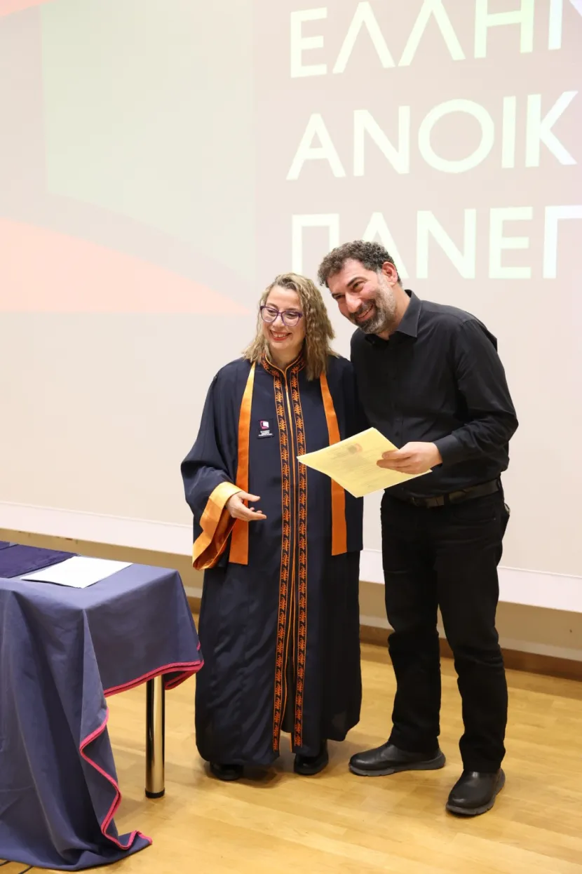 Σε μία κατάμεστη αίθουσα και σε ιδιαίτερα συγκινητικό κλίμα, το Ελληνικό Ανοικτό Πανεπιστήμιο (ΕΑΠ) αναγόρευσε τον σκηνοθέτη και σεναριογράφο Γιάννη Οικονομίδη σε Επίτιμο Διδάκτορα της Σχολής Εφαρμοσμένων Τεχνών και Βιώσιμου Σχεδιασμού. Η τελετή πραγματοποιήθηκε στο Αμφιθέατρο του ΕΑΠ στην Πάτρα, το Σάββατο 31 Ιανουαρίου 2026, παρουσία του Πρύτανη, Καθηγητή Εμμανουήλ Κουτούζη, του Αντιπρύτανη, Υποδομών και Οικονομικών, Καθηγητής Ευθύμιος Ζέρβας, μελών του Συμβουλίου Διοίκησης, μελών ΔΕΠ, καθώς και πλήθους κ