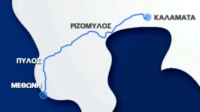 Ένα από τα σημαντικότερα οδικά έργα στη νοτιοδυτική Πελοπόννησο βρίσκεται σε εξέλιξη, με τον νέο αυτοκινητόδρομο Καλαμάτα – Ριζόμυλος – Πύλος – Μεθώνη να αναδιαμορφώνει τον χάρτη των μετακινήσεων στην περιοχή και να ενισχύει καθοριστικά την πρόσβαση σε δημοφιλείς τουριστικούς προορισμούς. Το έργο υλοποιείται μέσω σύμπραξης δημόσιου και ιδιωτικού τομέα (ΣΔΙΤ) από τον όμιλο AKTOR, αποτελώντας βασική υποδομή για την αναβάθμιση της οδικής σύνδεσης στη Μεσσηνία. Έργο 49 χιλιομέτρων με στόχο την αναβάθμιση των 