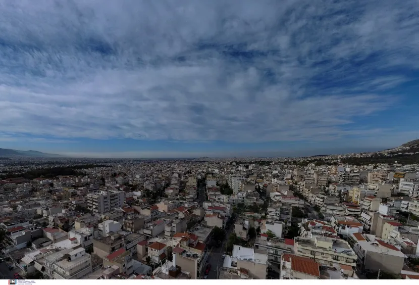 Καπνός από τη φωτιά στον Σχίνο Κορινθίας