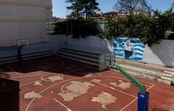 Γκράφιτι με τον Εμμανουήλ Καραλή σε σχολείο