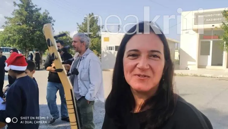 Μουσικά όργανα χάρισε σε σχολείο ο Χαρούλης