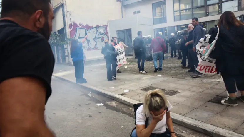 Επίθεση των ΜΑΤ σε γονείς και εκπαιδευτικούς με χημικά