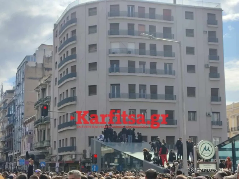Κόσμος στη σκεπή του μετρό στη Θεσσαλονίκη