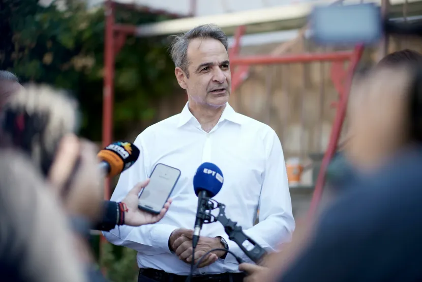 Ο πρωθυπουργός, Κυριάκος Μητσοτάκης κάνει δηλώσεις στα ΜΜΕ από το Καρπενήσι